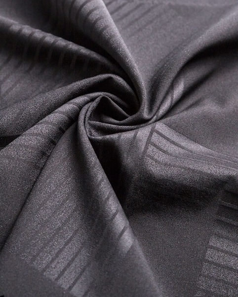 Hvilken rolle spiller renningen og veften i den generelle strukturen til et vevd stoff?